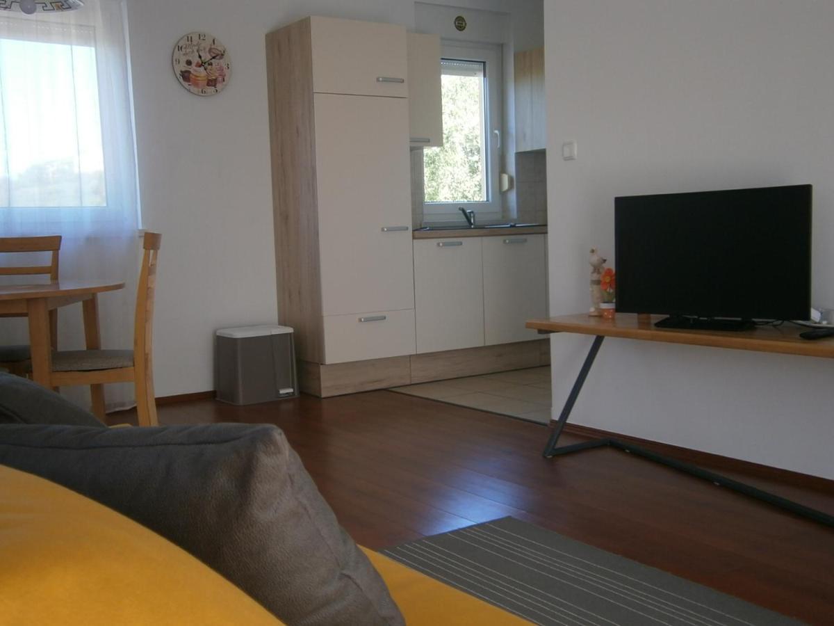 Zobic Family Apartments Rab Town Ngoại thất bức ảnh