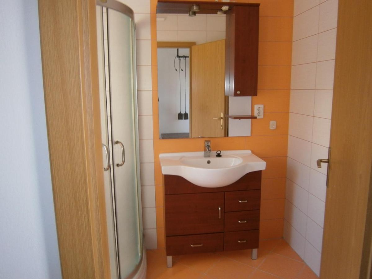 Zobic Family Apartments Rab Town Ngoại thất bức ảnh