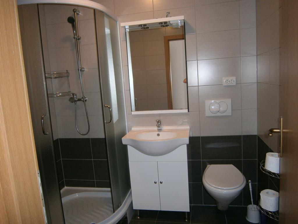 Zobic Family Apartments Rab Town Ngoại thất bức ảnh